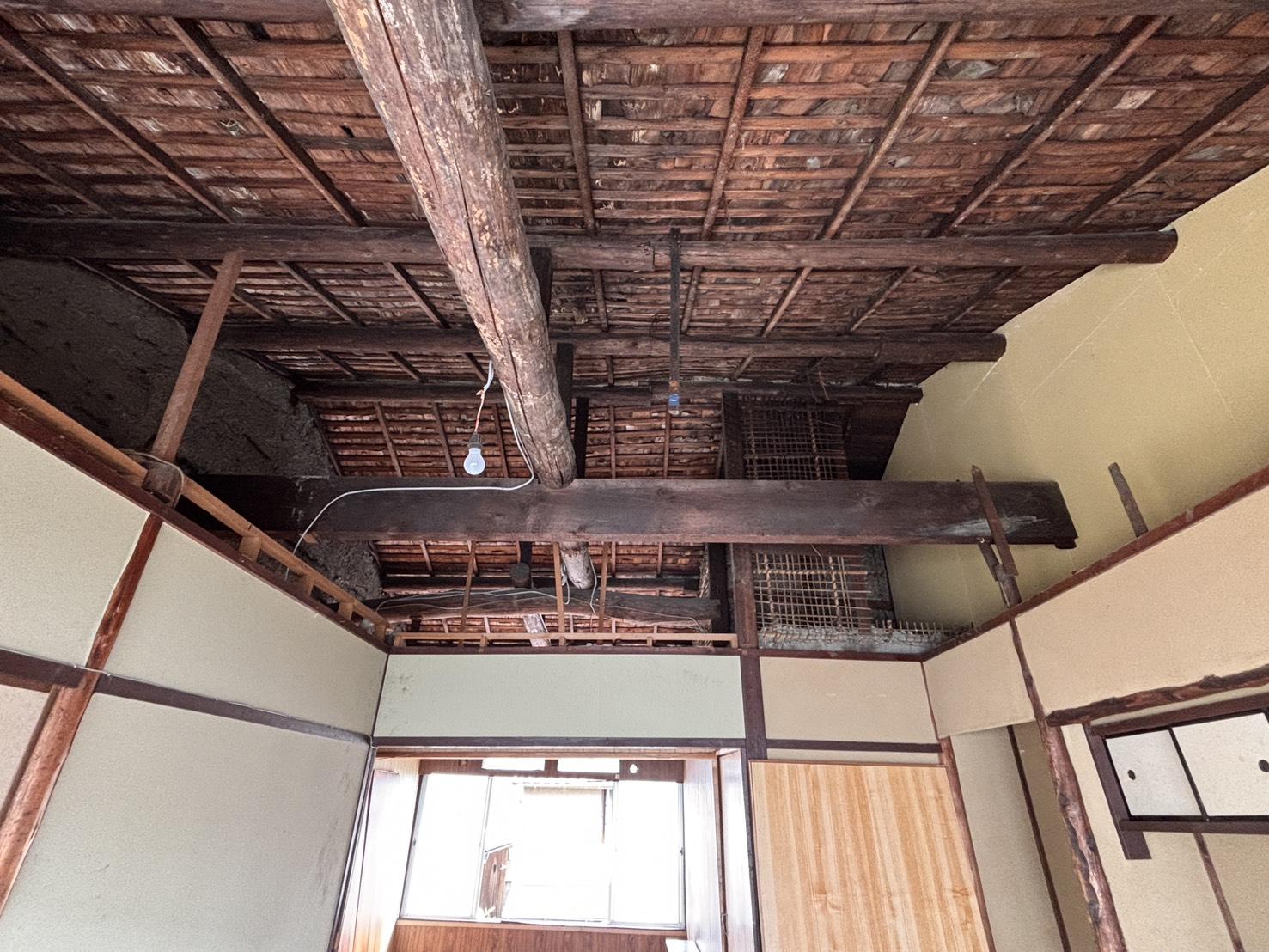 京都市左京区鹿ケ谷西寺ノ前町14番の売買物件/2F｜天井板が外され、梁や小屋組、竹小舞が露出しています。