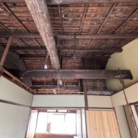 京都市左京区鹿ケ谷西寺ノ前町14番の売買物件/2F｜天井板が外され、梁や小屋組、竹小舞が露出しています。