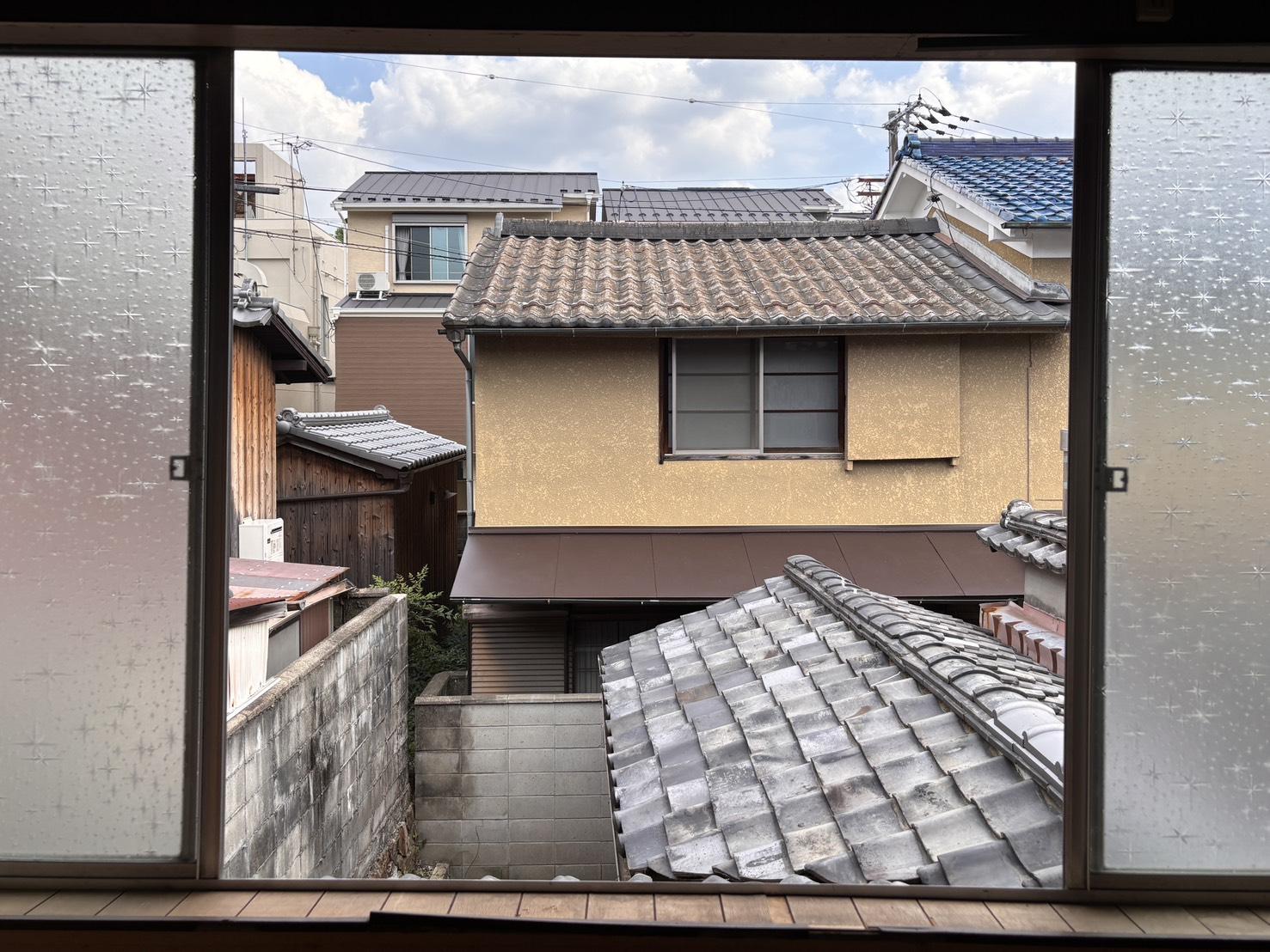 京都市左京区鹿ケ谷西寺ノ前町14番の売買物件/2F｜窓から見える瓦屋根と空。周囲の家との距離感も現地でご確認ください。