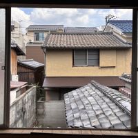 京都市左京区鹿ケ谷西寺ノ前町14番の売買物件/2F｜窓から見える瓦屋根と空。周囲の家との距離感も現地でご確認ください。