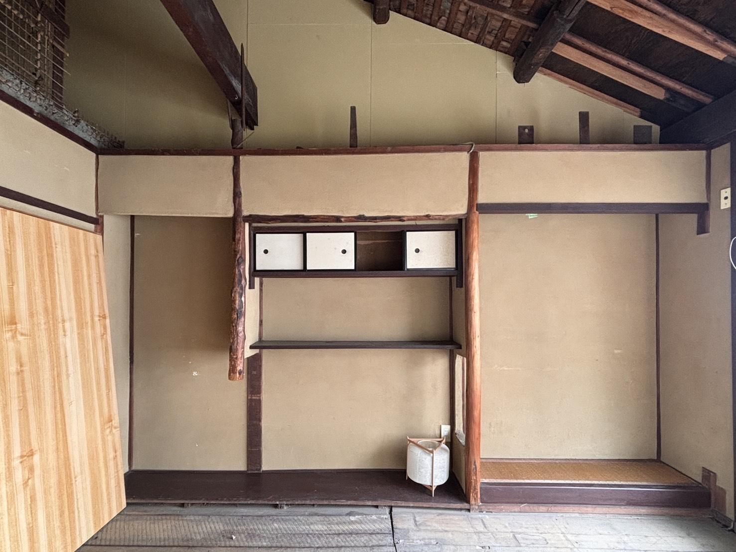 京都市左京区鹿ケ谷西寺ノ前町14番の売買物件/2F｜壁面には棚や床の間が残っています。どこまで生かすかも改装のポイントです。