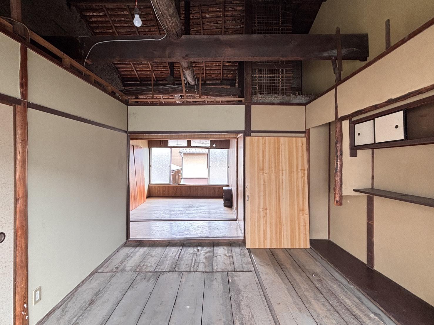 京都市左京区鹿ケ谷西寺ノ前町14番の売買物件/2F｜奥の窓まで視線が通る和室。天井をどう仕上げるかで印象も変わりそうです。