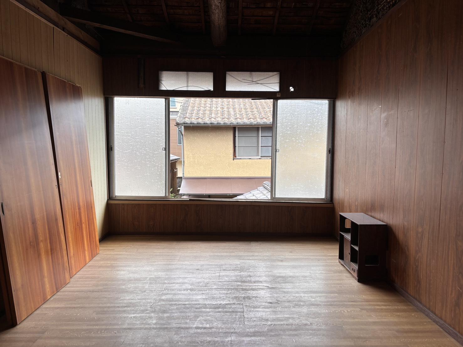 京都市左京区鹿ケ谷西寺ノ前町14番の売買物件/2F｜大きな窓に面した板間。窓の向こうには近隣の家並みが見えます。