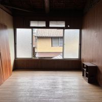 京都市左京区鹿ケ谷西寺ノ前町14番の売買物件/2F｜大きな窓に面した板間。窓の向こうには近隣の家並みが見えます。