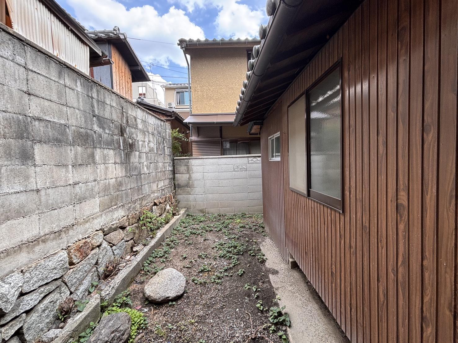 京都市左京区鹿ケ谷西寺ノ前町14番の売買物件/1F｜建物の奥にある細長い庭。隣地との間を塀で囲まれています。