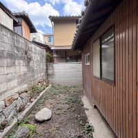 京都市左京区鹿ケ谷西寺ノ前町14番の売買物件/1F｜建物の奥にある細長い庭。隣地との間を塀で囲まれています。