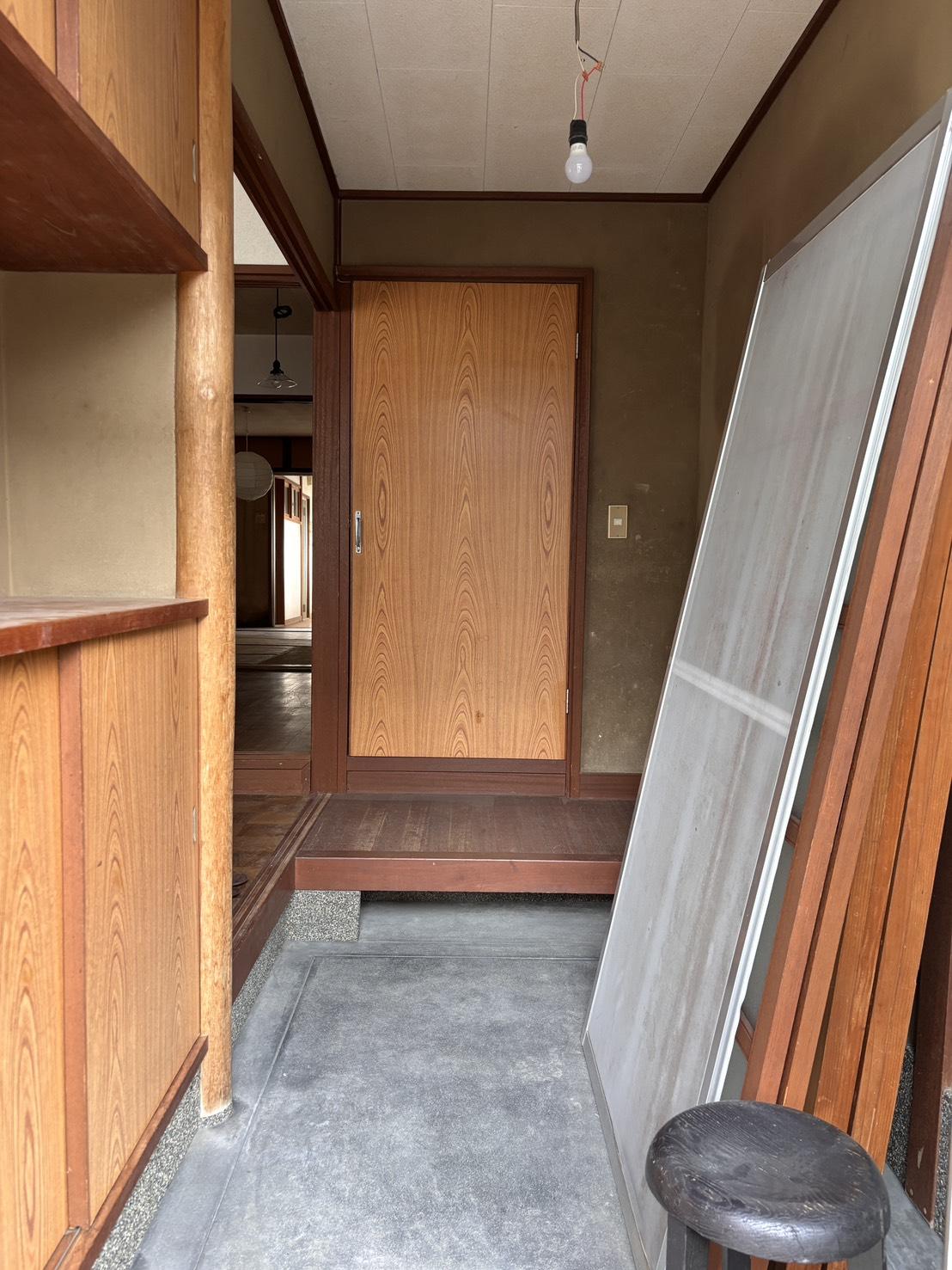 京都市左京区鹿ケ谷西寺ノ前町14番の売買物件/1F｜造り付けの棚がある玄関土間。