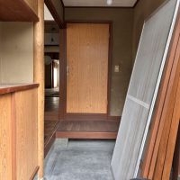 京都市左京区鹿ケ谷西寺ノ前町14番の売買物件/1F｜造り付けの棚がある玄関土間。