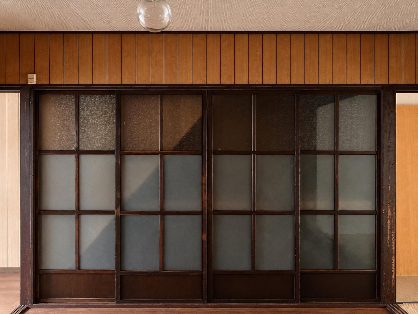 京都市左京区鹿ケ谷西寺ノ前町14番の売買物件/1F｜型板ガラスの表情も残したいところです。