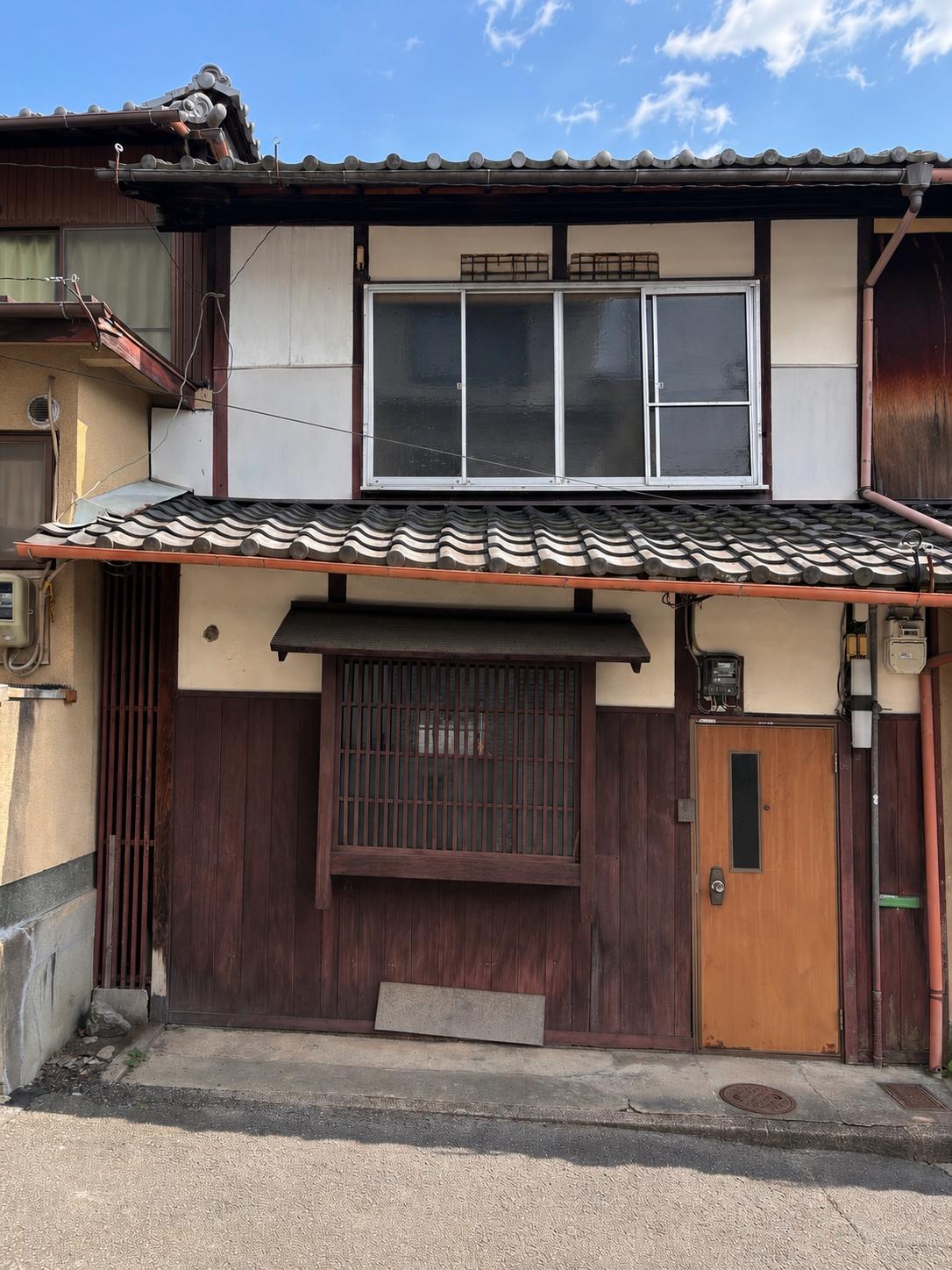 京都市左京区鹿ケ谷西寺ノ前町14番の売買物件/四連棟のうち、東側に位置するD号地の外観です。