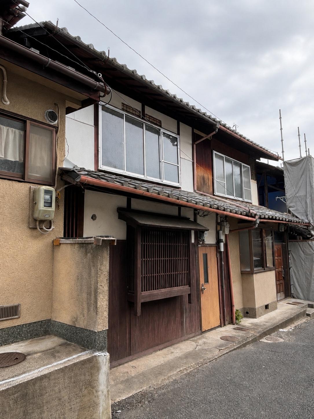 京都市左京区鹿ケ谷西寺ノ前町14番の売買物件/前面道路から。D号地は手前に写る一棟です。