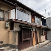京都市左京区鹿ケ谷西寺ノ前町14番の売買物件/前面道路から。D号地は手前に写る一棟です。