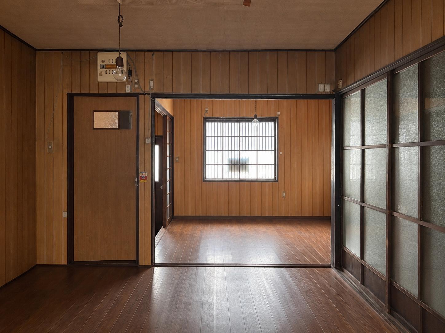 京都市左京区鹿ケ谷西寺ノ前町14番の売買物件/1F｜小窓から光が入る板間。壁や天井には木が多く使われています。