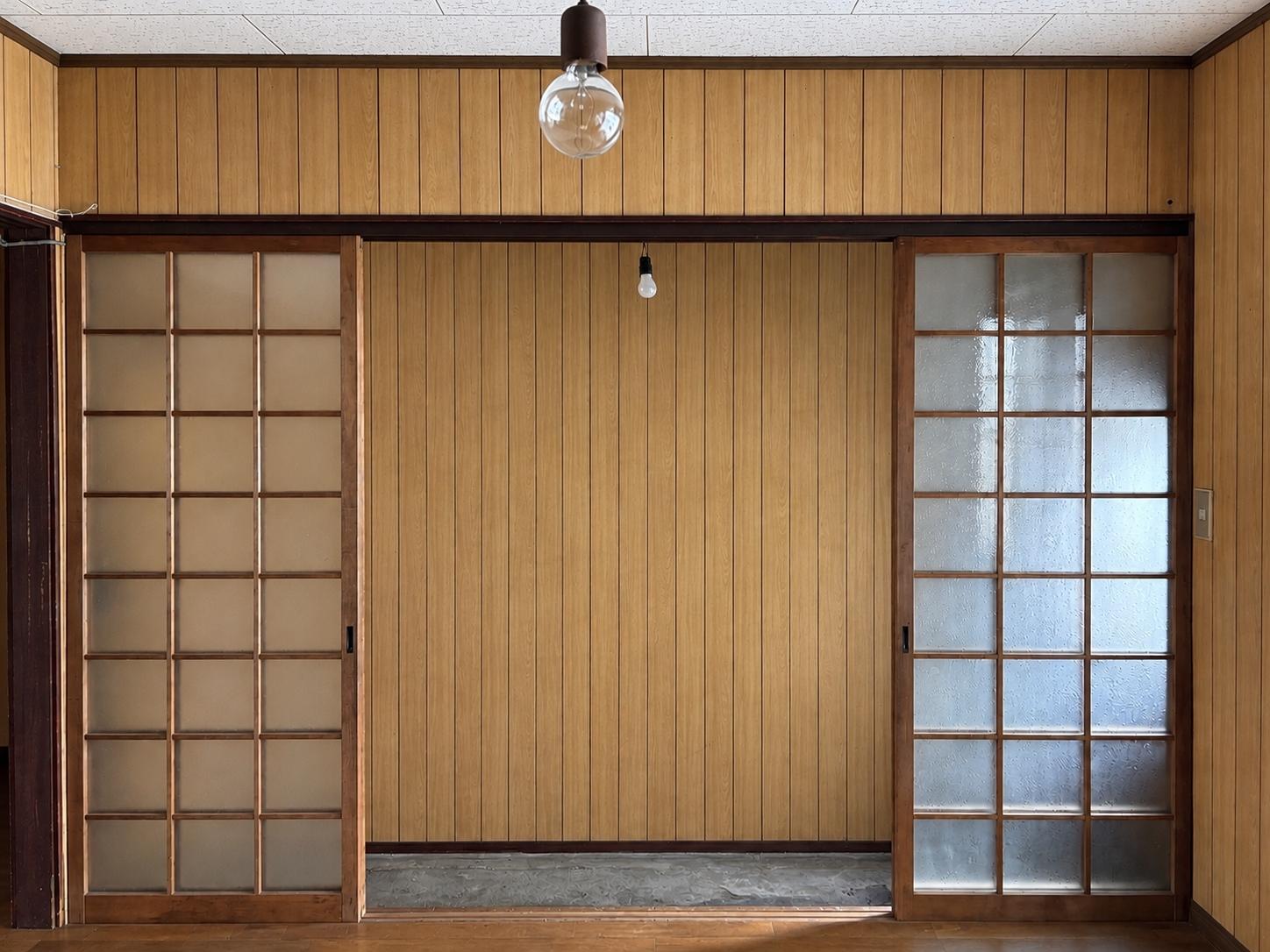 京都市左京区鹿ケ谷西寺ノ前町14番の売買物件/1F｜板間から玄関をみたところ、板壁も味わいのある風合い。
