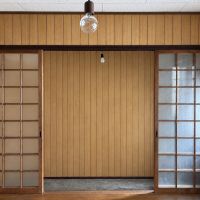 京都市左京区鹿ケ谷西寺ノ前町14番の売買物件/1F｜板間から玄関をみたところ、板壁も味わいのある風合い。