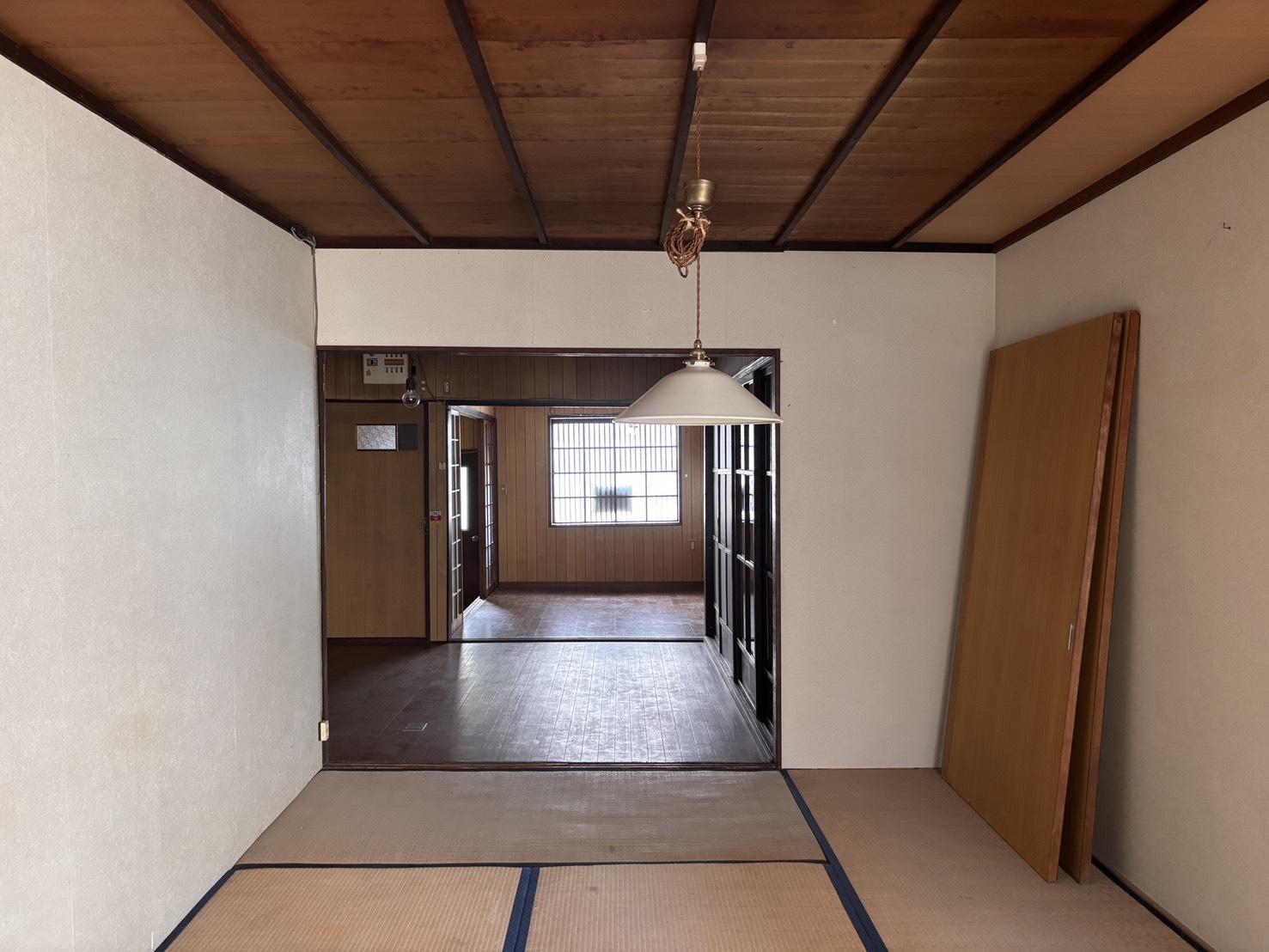 京都市左京区鹿ケ谷西寺ノ前町14番の売買物件/1F｜和室から板間の方向を見ます。戸を開ければ、奥までひと続きに感じられます。