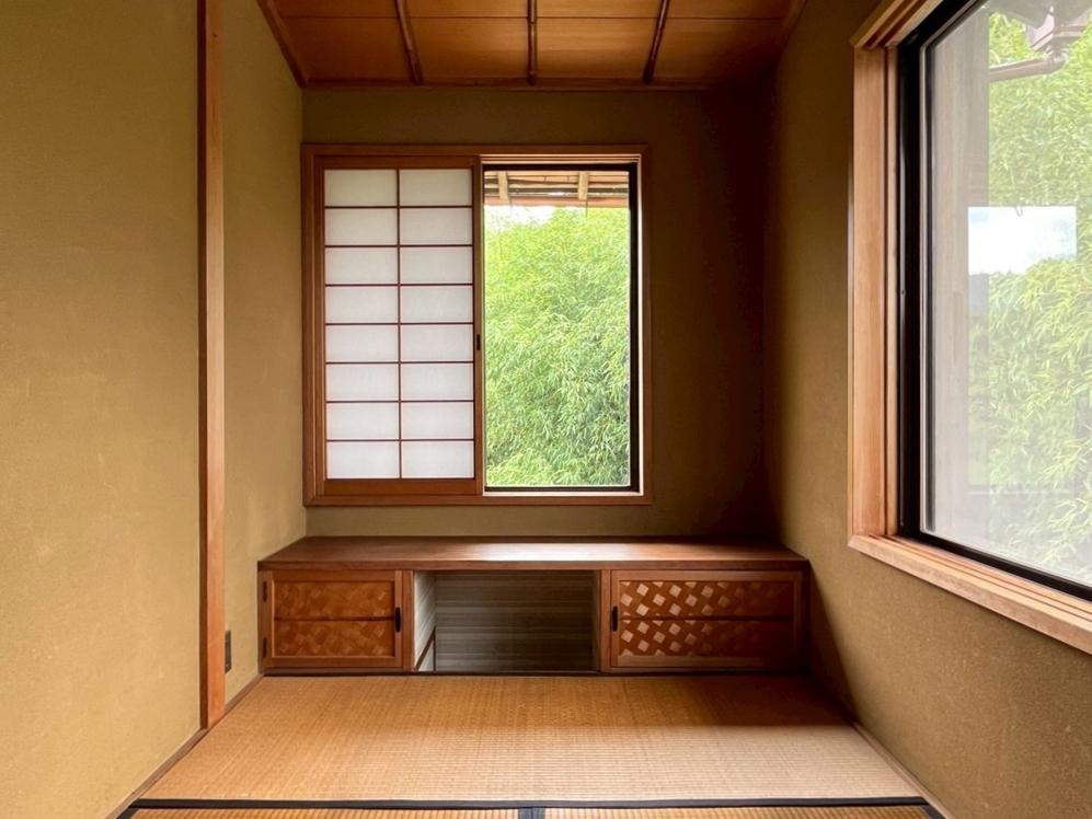 京都市右京区嵯峨二尊院門前善光寺山町7-23の売買物件/2階北東にある書斎。正面の竹藪からは鶯の歌声が聞こえてくる。仕事がうんと捗りそう。