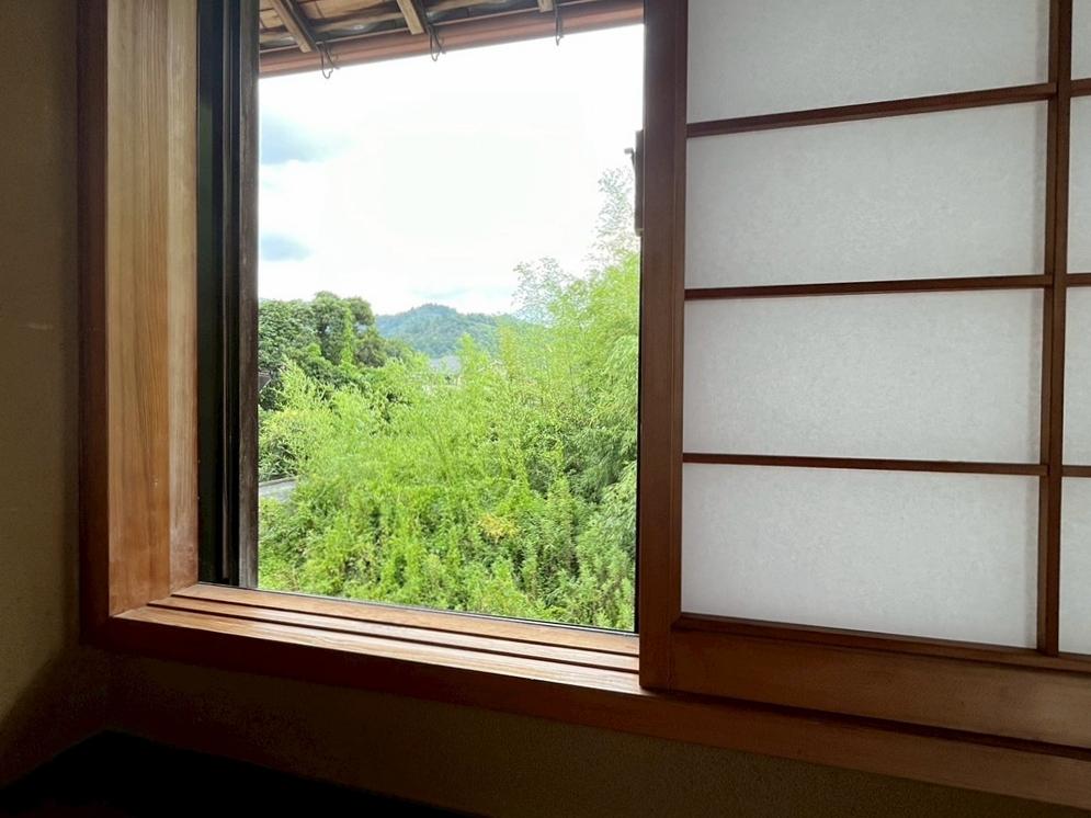 京都市右京区嵯峨二尊院門前善光寺山町7-23の売買物件/足を下して座ってみるとこう。窓を2面とも開けると風が抜けていき、心地良すぎる。
