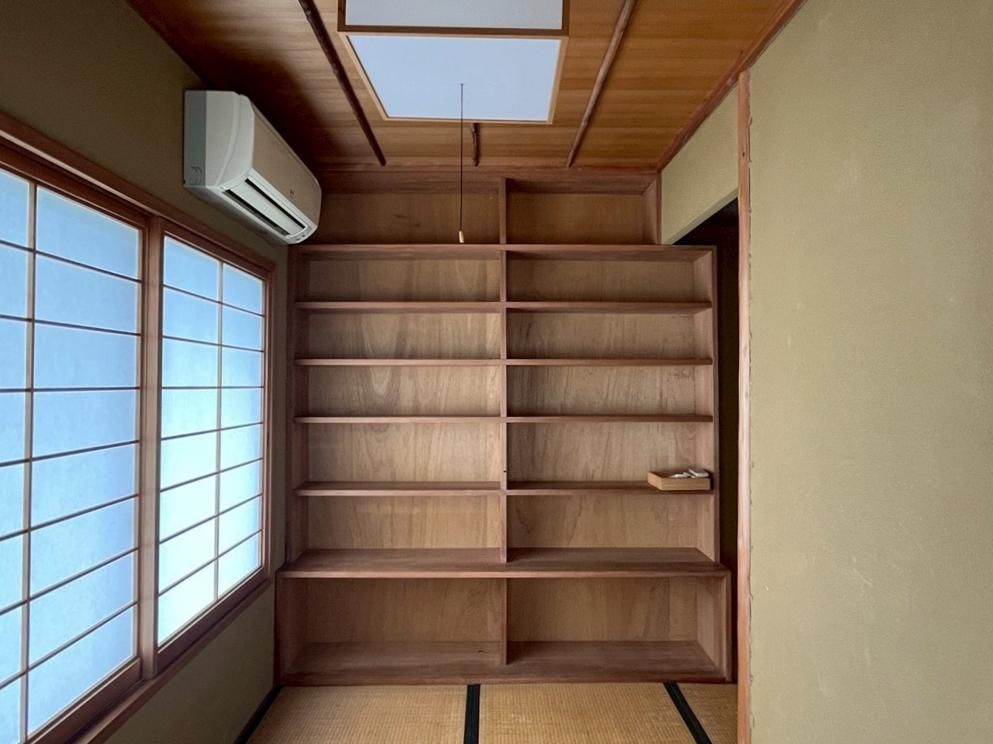 京都市右京区嵯峨二尊院門前善光寺山町7-23の売買物件/背面には書籍をギッシリと並べられる棚