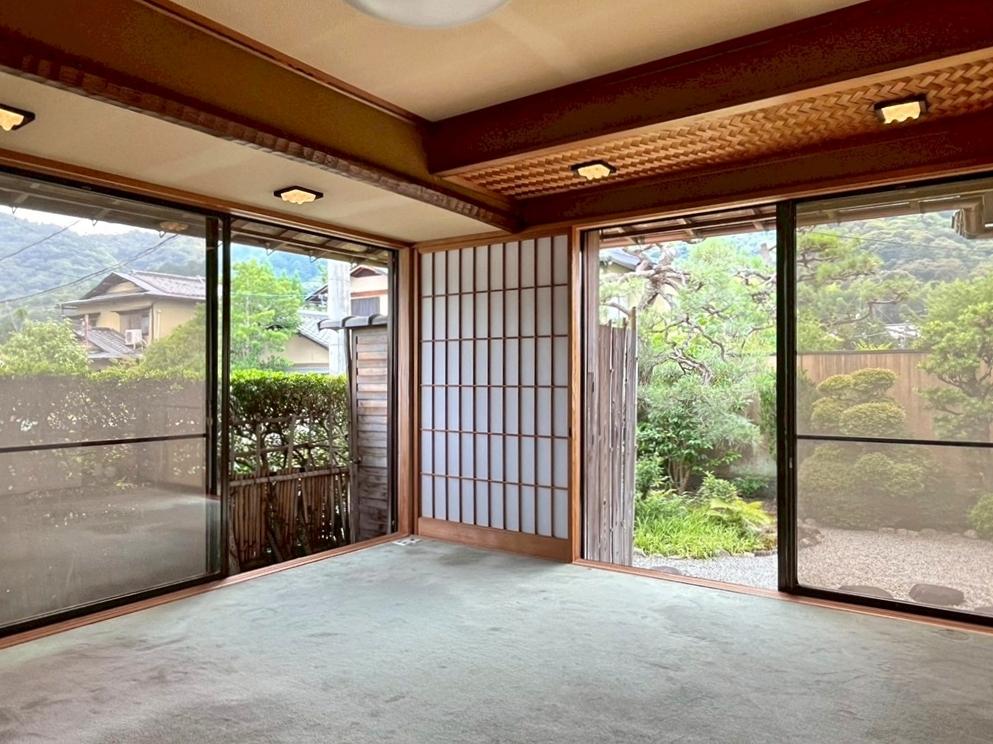 京都市右京区嵯峨二尊院門前善光寺山町7-23の売買物件/1階南側の応接。少し前までは大きなソファが設置してありました。前面道路よりも少し高い位置になるので道行く人の目線は気になりません。というよりも、車は通り抜け出来ないので前道を通る人はほぼ見かけませんでした。