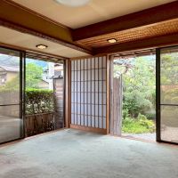 京都市右京区嵯峨二尊院門前善光寺山町7-23の売買物件/1階南側の応接。少し前までは大きなソファが設置してありました。前面道路よりも少し高い位置になるので道行く人の目線は気になりません。というよりも、車は通り抜け出来ないので前道を通る人はほぼ見かけませんでした。