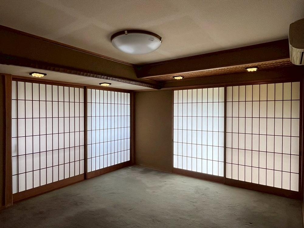 京都市右京区嵯峨二尊院門前善光寺山町7-23の売買物件/戸袋に隠れていた大きな障子を閉めると、これはこれで良い雰囲気。