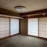 京都市右京区嵯峨二尊院門前善光寺山町7-23の売買物件/戸袋に隠れていた大きな障子を閉めると、これはこれで良い雰囲気。