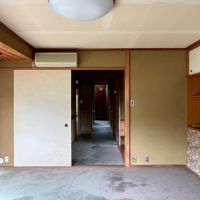 京都市右京区嵯峨二尊院門前善光寺山町7-23の売買物件/南側から玄関方面を見る。まっすぐ進むと階段。