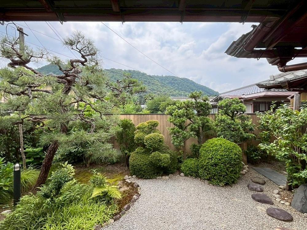 京都市右京区嵯峨二尊院門前善光寺山町7-23の売買物件/西側には整備された庭。そしてバックには小倉山方面がどっしりと構える。この足元には濡れ縁がありましたが、木材が劣化していたので撤去済。