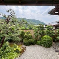 京都市右京区嵯峨二尊院門前善光寺山町7-23の売買物件/西側には整備された庭。そしてバックには小倉山方面がどっしりと構える。この足元には濡れ縁がありましたが、木材が劣化していたので撤去済。