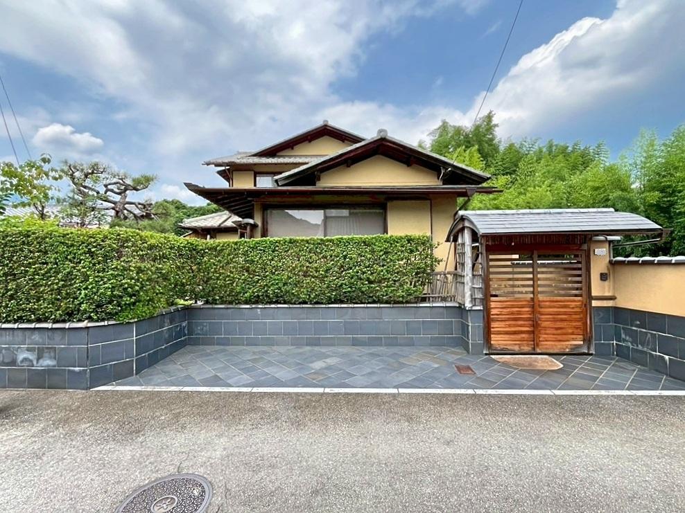 京都市右京区嵯峨二尊院門前善光寺山町7-23の売買物件/当初は庭だったところを一部駐車スペースに変更されました（サイズ5,450&times;2,050）
