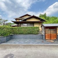 京都市右京区嵯峨二尊院門前善光寺山町7-23の売買物件/当初は庭だったところを一部駐車スペースに変更されました（サイズ5,450&times;2,050）