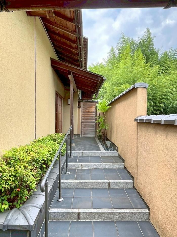 京都市右京区嵯峨二尊院門前善光寺山町7-23の売買物件/門を潜ると緩やに段差のあるアプローチ。足元のタイルも大きく傷んだ様子はない。