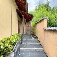 京都市右京区嵯峨二尊院門前善光寺山町7-23の売買物件/門を潜ると緩やに段差のあるアプローチ。足元のタイルも大きく傷んだ様子はない。