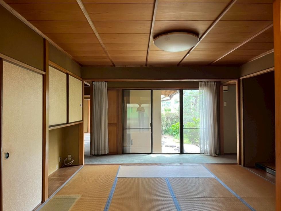 京都市右京区嵯峨二尊院門前善光寺山町7-23の売買物件/ここが1階中心にある8帖の居間（キッチン側からの画）。掃き出し窓の向こうの壁は増築された小部屋。