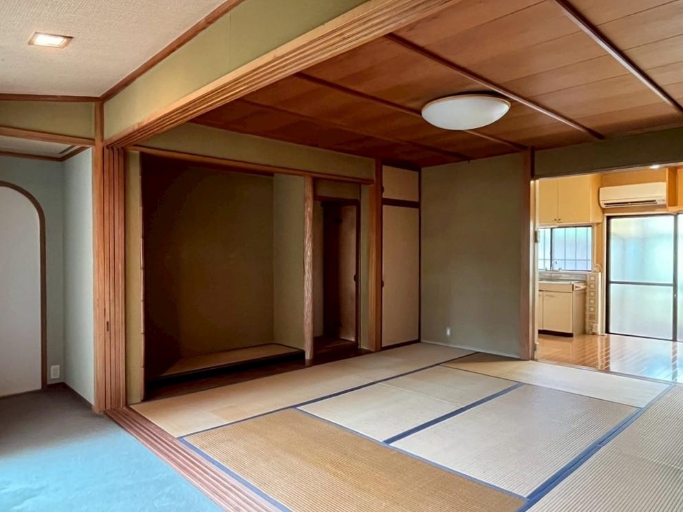 京都市右京区嵯峨二尊院門前善光寺山町7-23の売買物件/縁側との境を区切れる障子が4枚戸袋に綺麗に収まってます。左手にチラッと見えるアーチは増築した収納スペースへ繋がる。