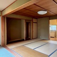 京都市右京区嵯峨二尊院門前善光寺山町7-23の売買物件/縁側との境を区切れる障子が4枚戸袋に綺麗に収まってます。左手にチラッと見えるアーチは増築した収納スペースへ繋がる。