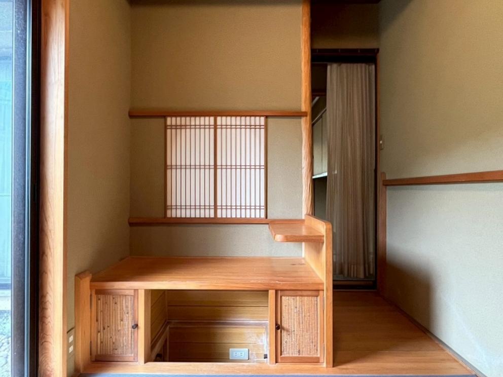 京都市右京区嵯峨二尊院門前善光寺山町7-23の売買物件/庭を左手に、ここにもデスクが造作してある