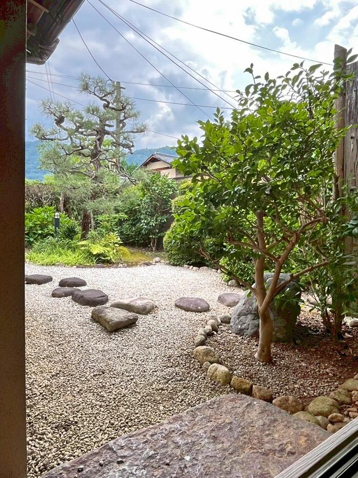 京都市右京区嵯峨二尊院門前善光寺山町7-23の売買物件/縁側に腰を下ろすとこう。少し視線をあげると山も見えます