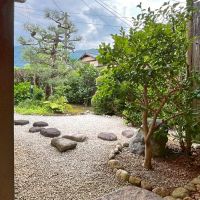 京都市右京区嵯峨二尊院門前善光寺山町7-23の売買物件/縁側に腰を下ろすとこう。少し視線をあげると山も見えます