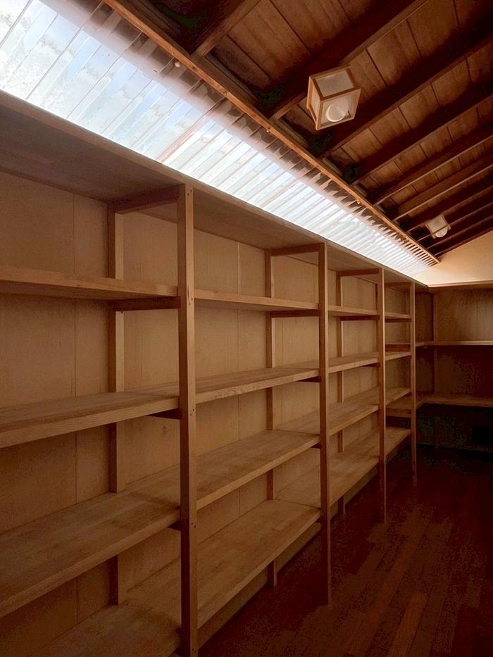 京都市右京区嵯峨二尊院門前善光寺山町7-23の売買物件/ここが縁側のアーチから入る収納スペース（増築部分）