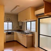 京都市右京区嵯峨二尊院門前善光寺山町7-23の売買物件/キッチンはガラッと更新した方が良さそう。このエアコンは撤去予定。