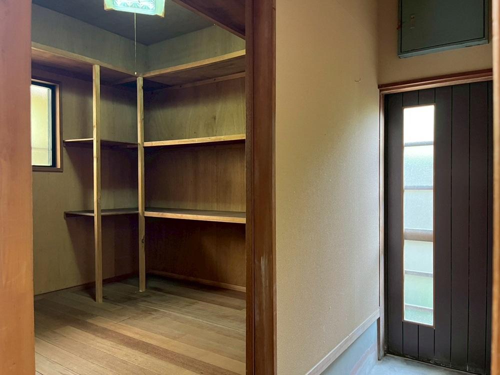 京都市右京区嵯峨二尊院門前善光寺山町7-23の売買物件/勝手口脇には納戸。これだけ収納があると知らず知らずのうちに物が増えてしまいそう。