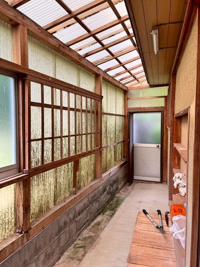 京都市右京区嵯峨二尊院門前善光寺山町7-23の売買物件/キッチン横の掃き出し窓を開けるとこの物置スペース。アプローチからまっすぐ進むとここに繋がります。