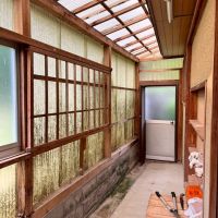 京都市右京区嵯峨二尊院門前善光寺山町7-23の売買物件/キッチン横の掃き出し窓を開けるとこの物置スペース。アプローチからまっすぐ進むとここに繋がります。