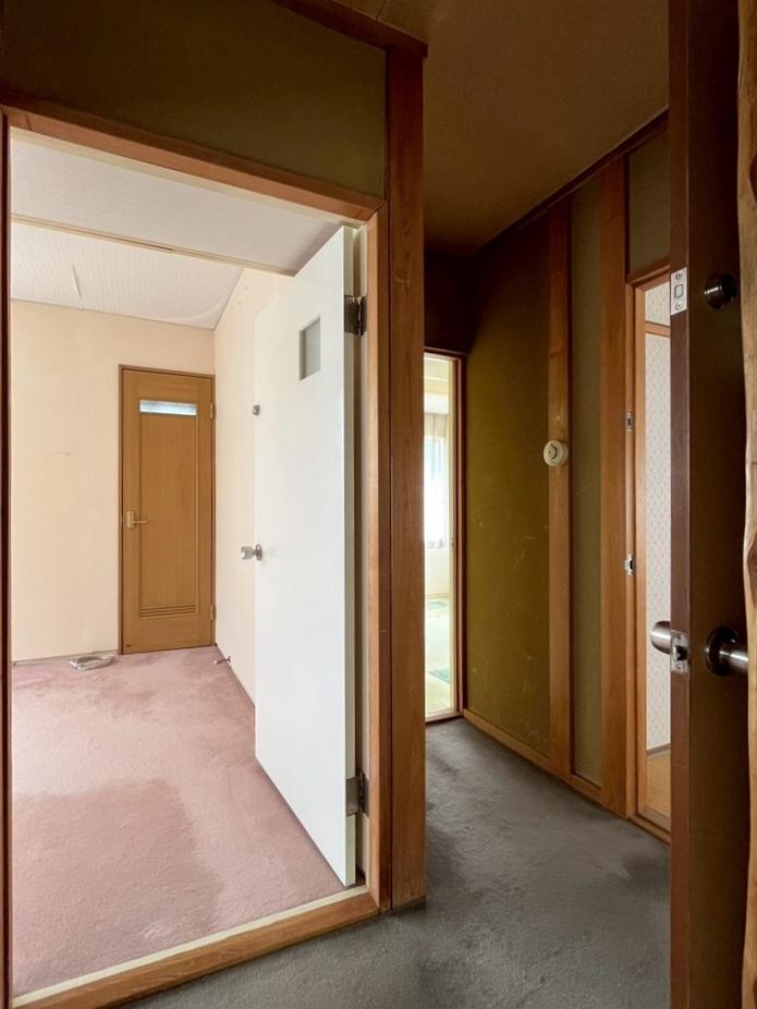 京都市右京区嵯峨二尊院門前善光寺山町7-23の売買物件/2階へ上がると4部屋がそれぞれ独立している構成