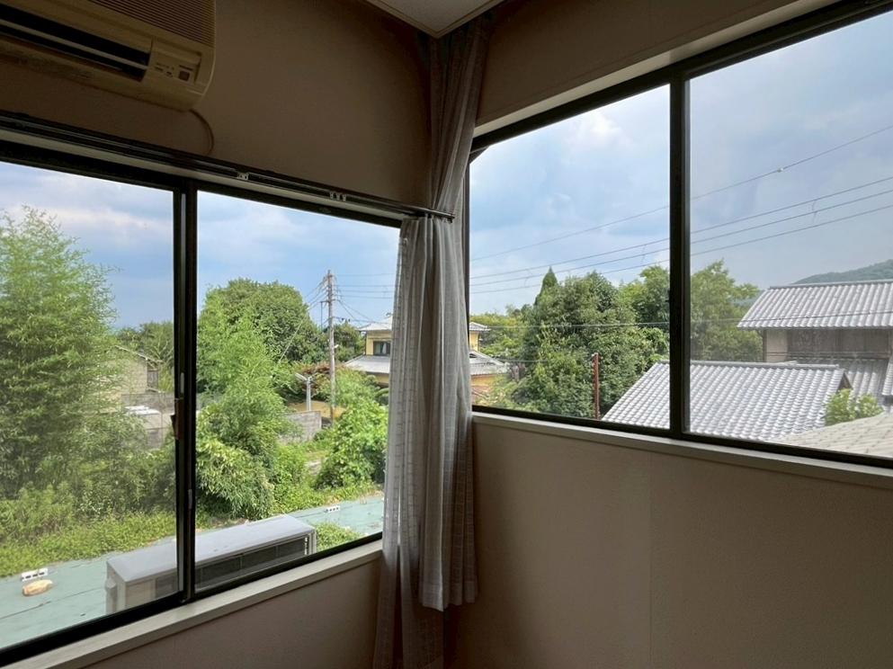 京都市右京区嵯峨二尊院門前善光寺山町7-23の売買物件/段違いの窓。東隣は長年空き地だそう。