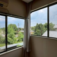 京都市右京区嵯峨二尊院門前善光寺山町7-23の売買物件/段違いの窓。東隣は長年空き地だそう。