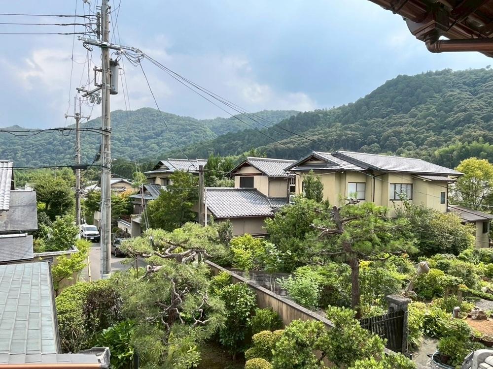 京都市右京区嵯峨二尊院門前善光寺山町7-23の売買物件/2階から見る南南西方面。近隣より高い場所にあるので、とにかくどっちを見ても抜けを感じる