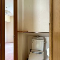 京都市右京区嵯峨二尊院門前善光寺山町7-23の売買物件/2階に増設されたトイレはどちらの洋室からも入れるようになっているウォークスルートイレ。新しい。